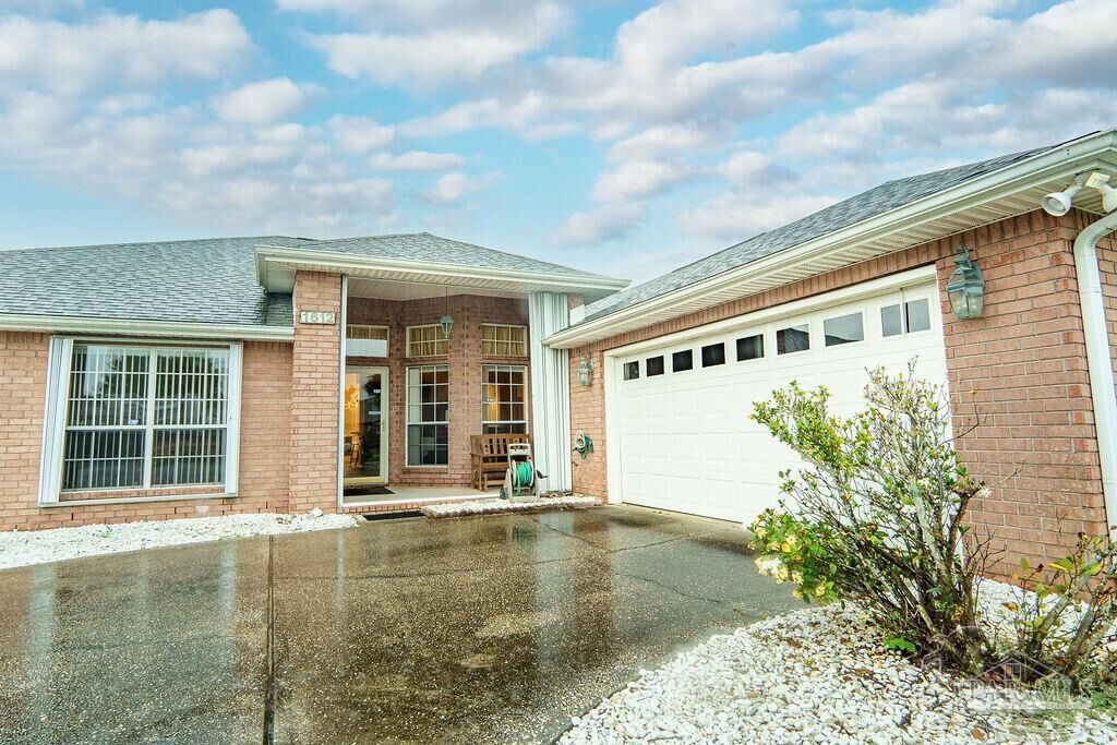 Property Photo: 1612 Kauai Ct FL 32563