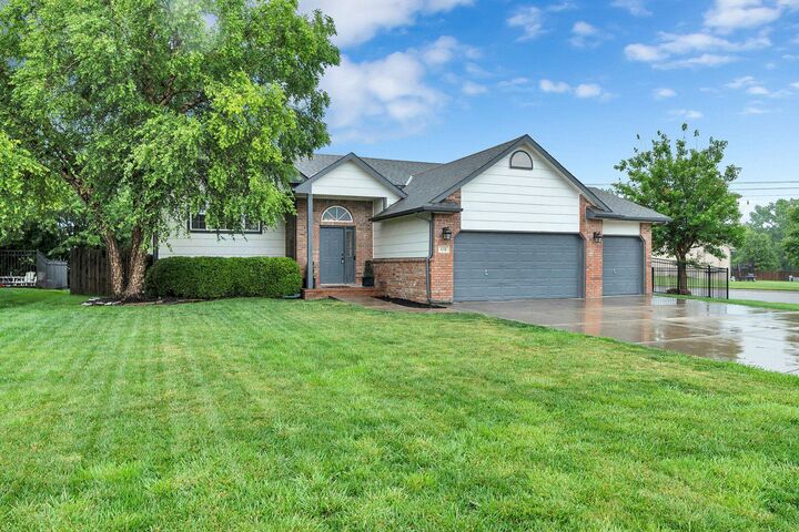 Property Photo:  610 W Gatewood Ln  KS 67002 