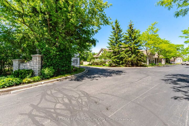 Property Photo: 6439 Rivergate Place ON L5N 8P8