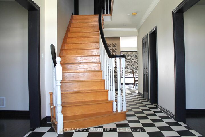 412 Wright Crescent — photo 1