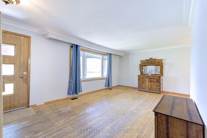 Property Photo:  210 Centre Street  ON L0N 1S4 