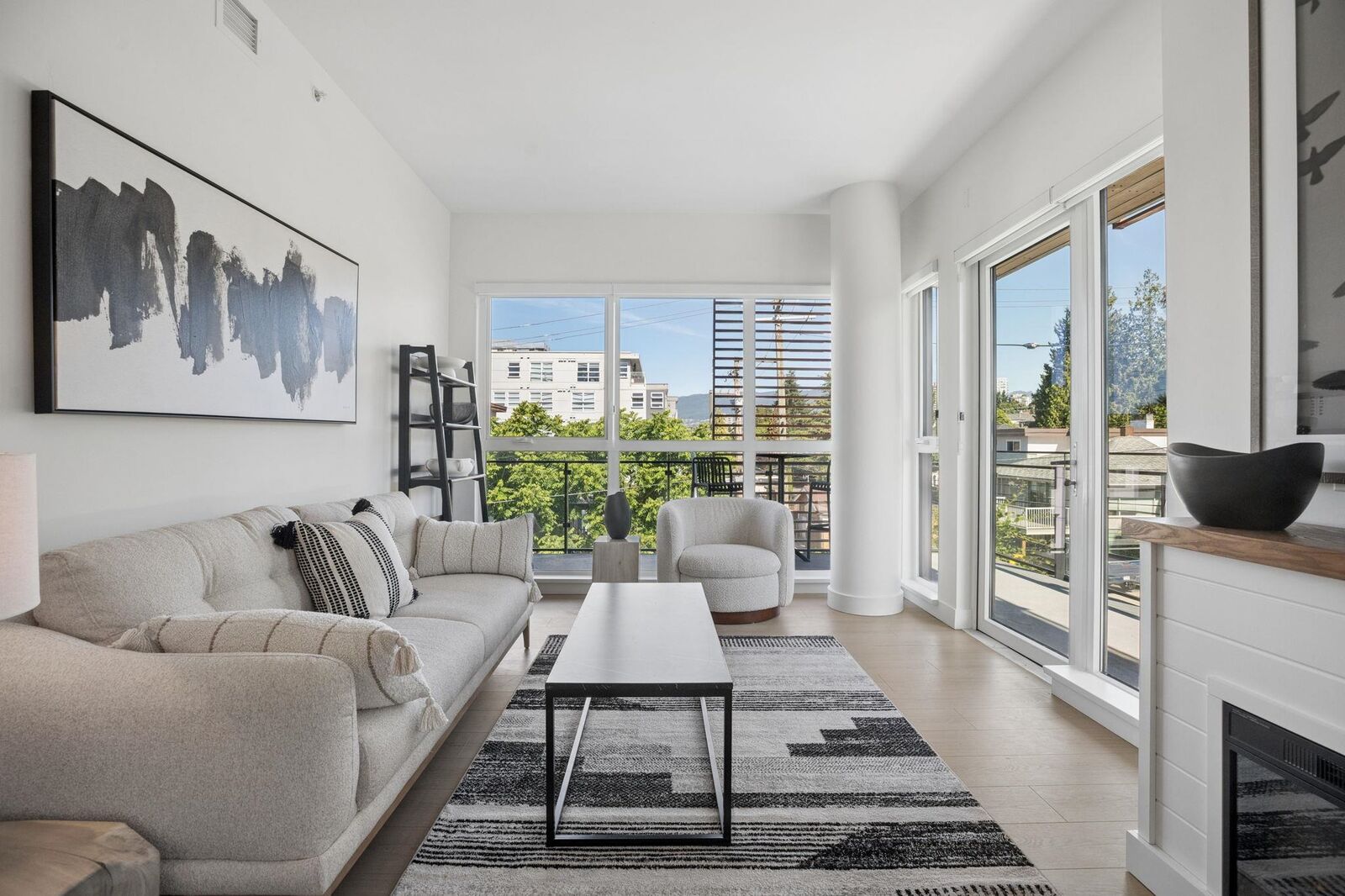 Property Photo: 422 E 3rd Street 321 BC V7L 0K1