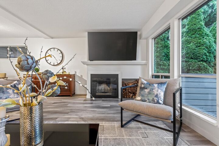 Photo de la propriété:  8218 Forest Grove Drive  BC V5A 4G9 