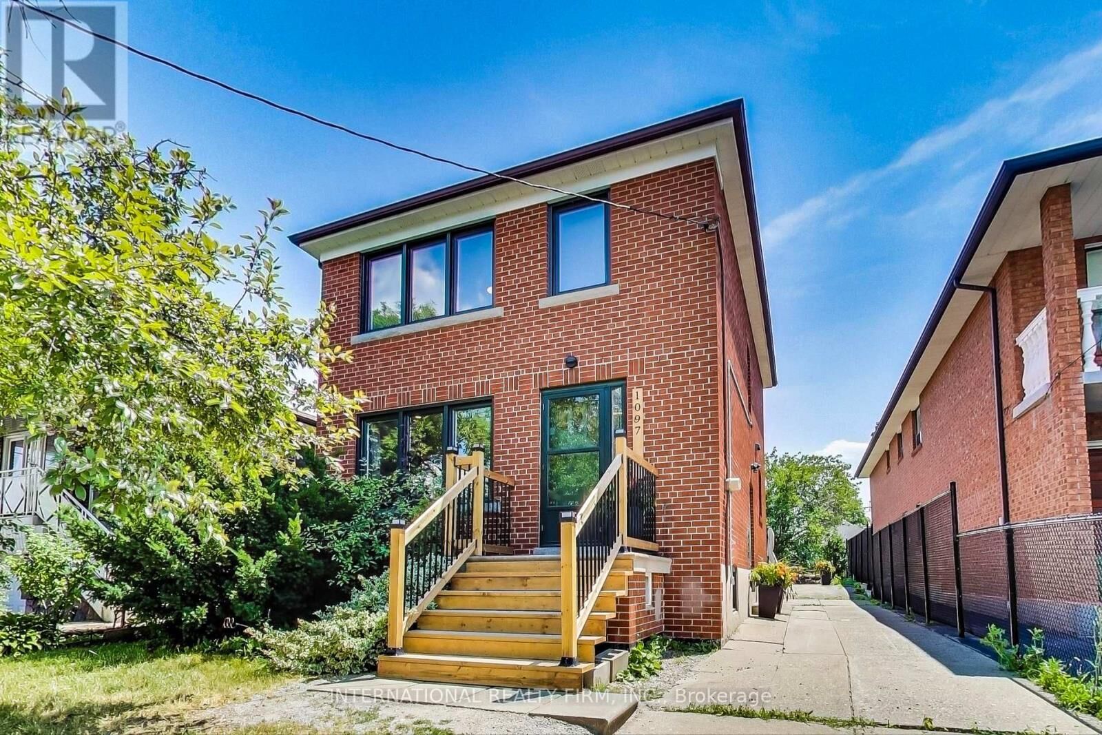 Property Photo: 1097 Glengrove Avenue ON M6B 2K3