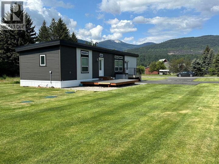 928 Waterloo Crescent — photo 1