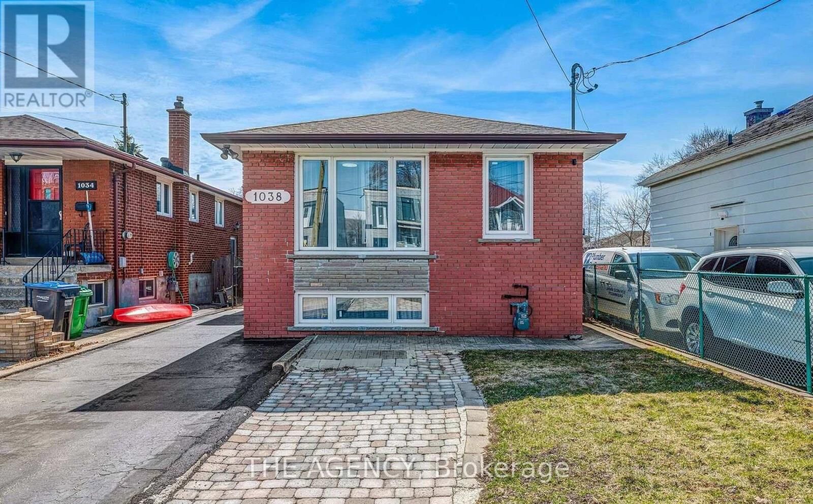 Property Photo: 1038 Alexandra Avenue ON L5E 1Z8