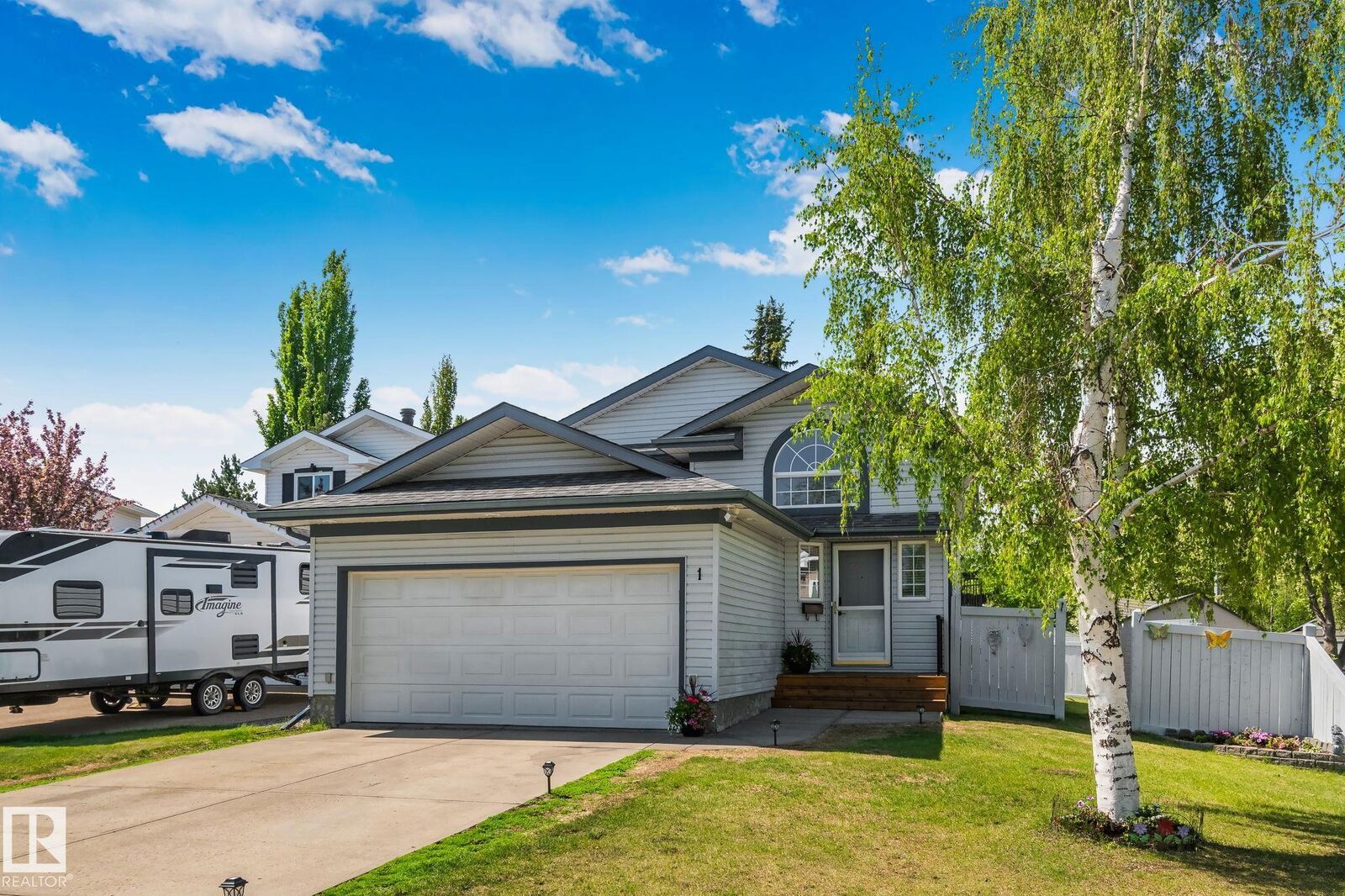 Property Photo:  1 Hunt Court  AB T8N 6P8 