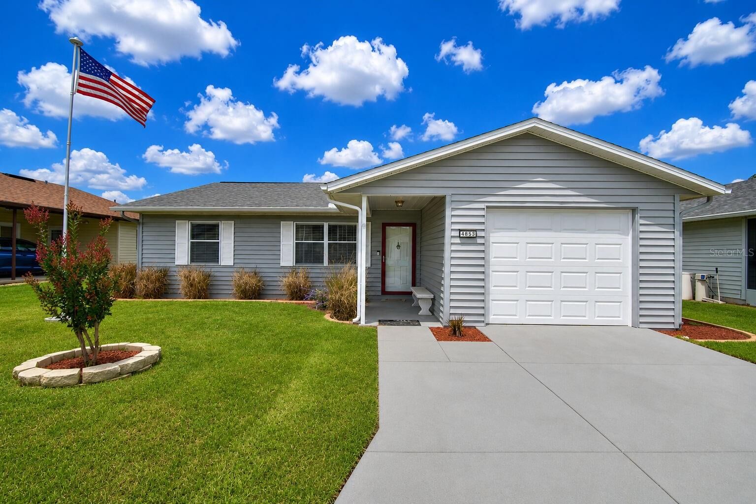 Property Photo:  4853 Colonnades Circle E  FL 33811 