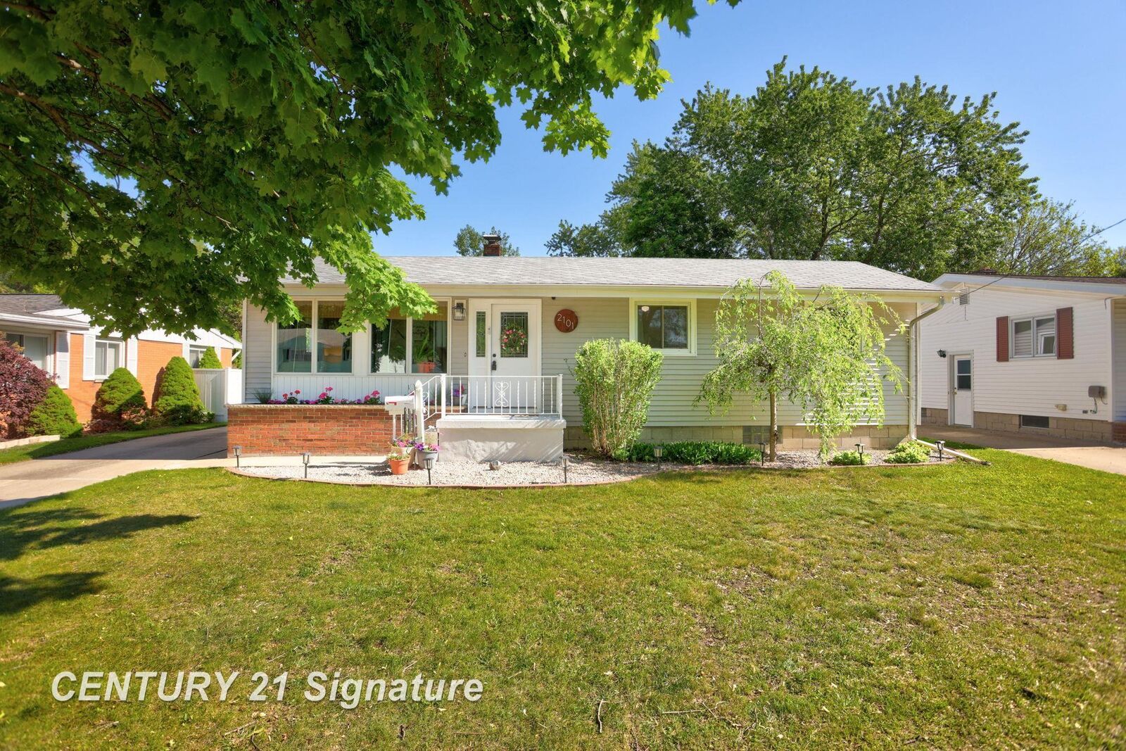 Property Photo:  2101 N Brentwood Place  MI 48732 