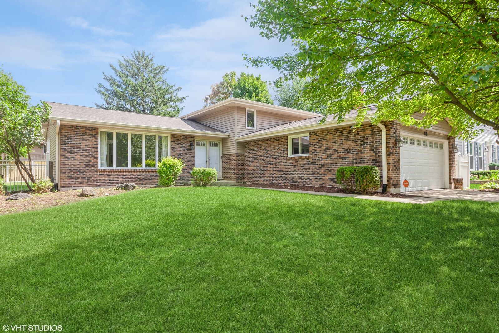 Property Photo:  98 Quail Hollow Court  IL 60540 