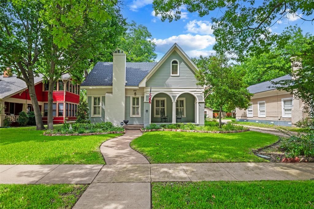 Property Photo: 311 E Marvin Avenue TX 75165
