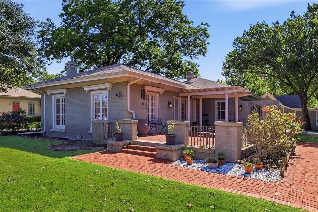 Property Photo:  1306 N Locust Street  TX 76201 