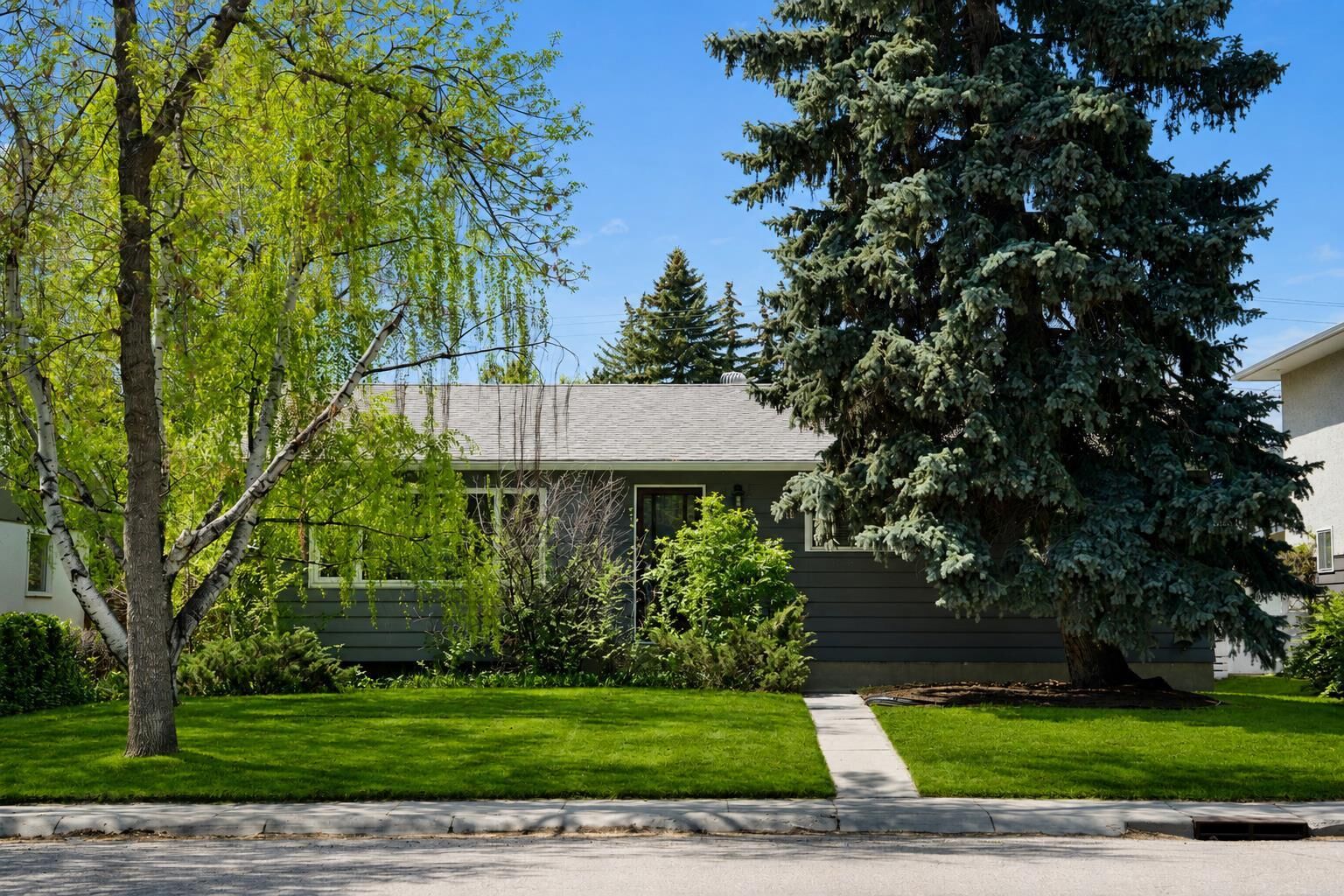 Property Photo:  3123 Brentwood Boulevard NW  AB T2L 1L9 
