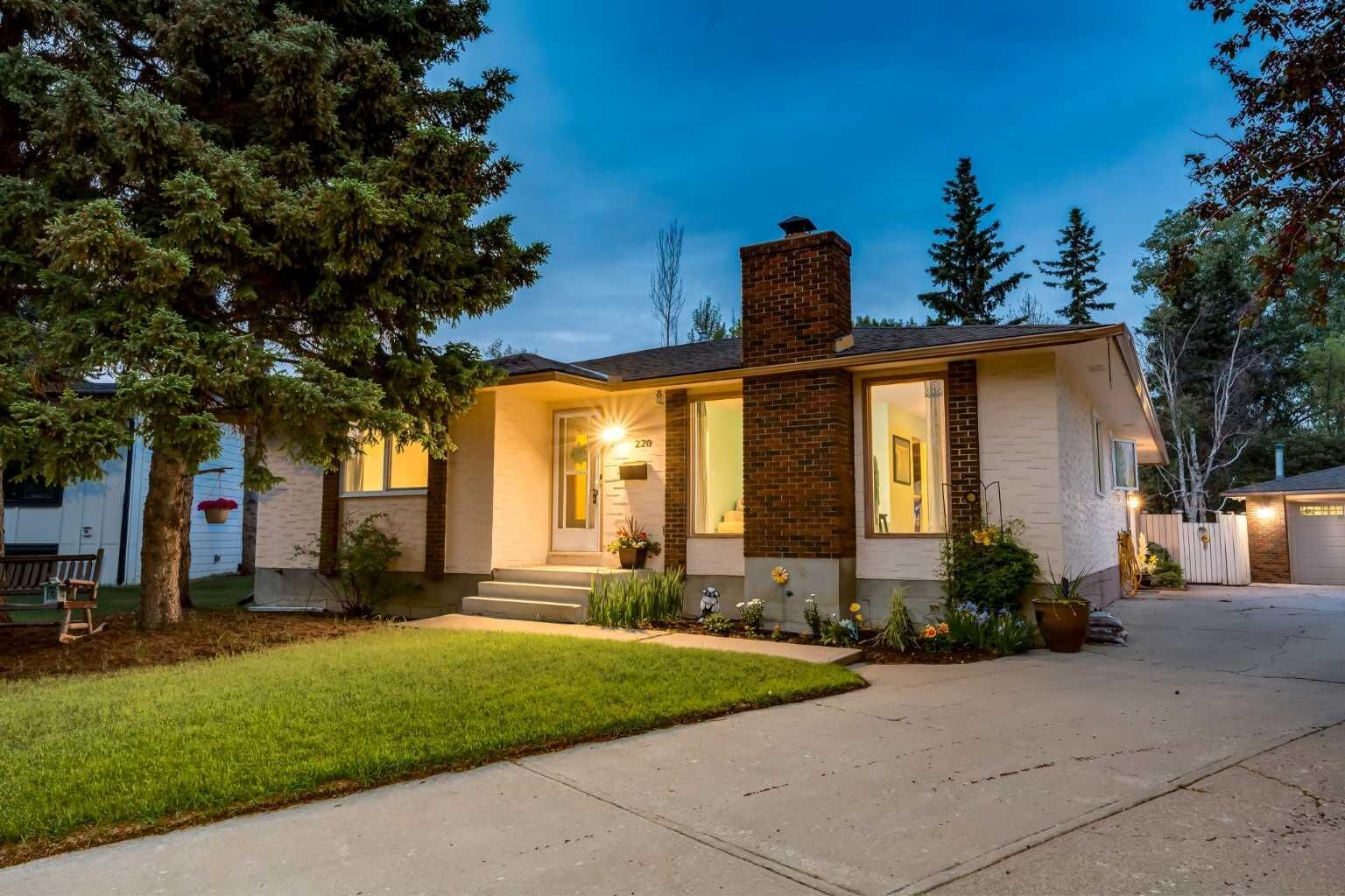 Property Photo:  220 Oakridge Place SW  AB T2V 1V2 