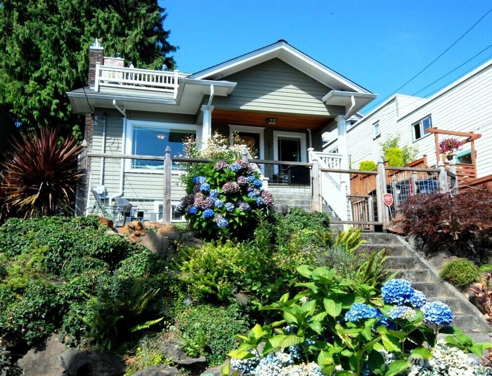 Property Photo:  3911  1st Avenue NE  WA 98105 