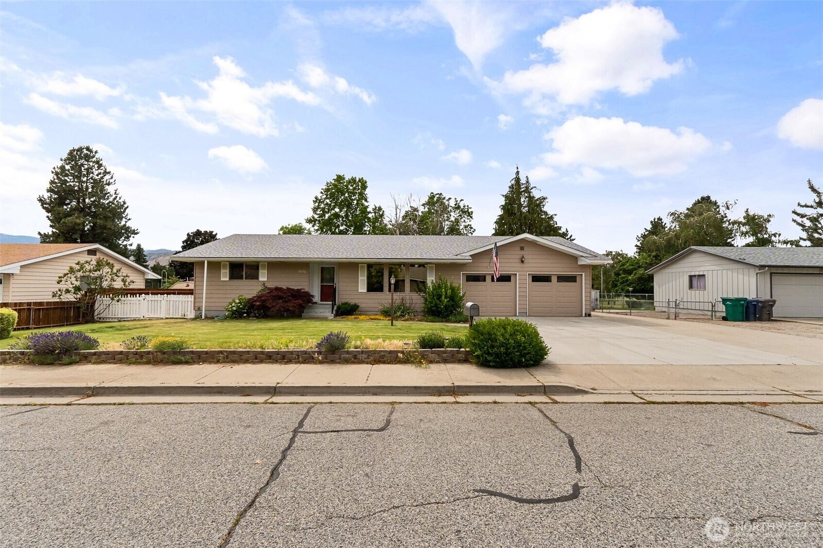 Property Photo: 60 N Green Place WA 98802
