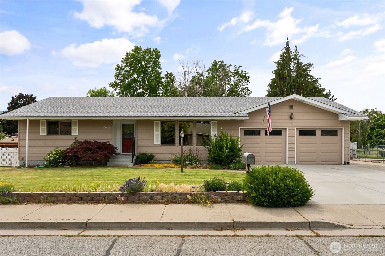 Property Photo: 60 N Green Place WA 98802