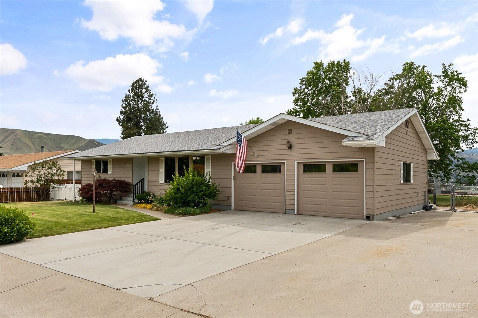 Property Photo: 60 N Green Place WA 98802