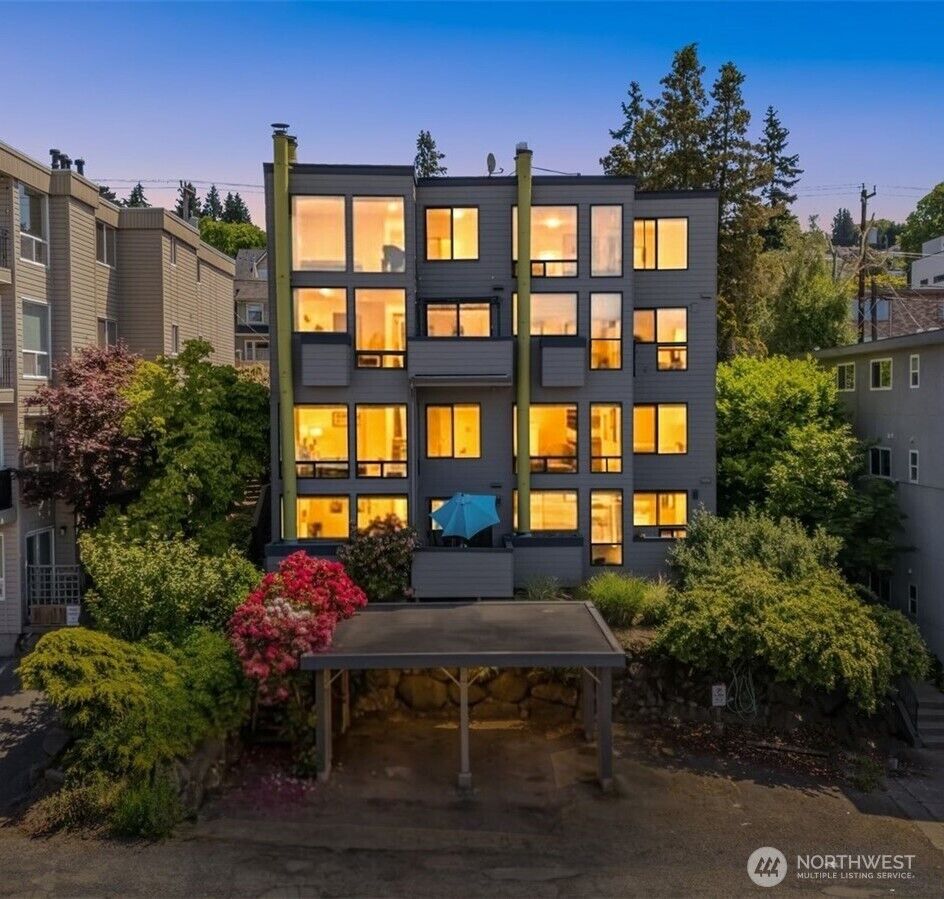 Property Photo: 2831 14th Avenue W 2 WA 98119