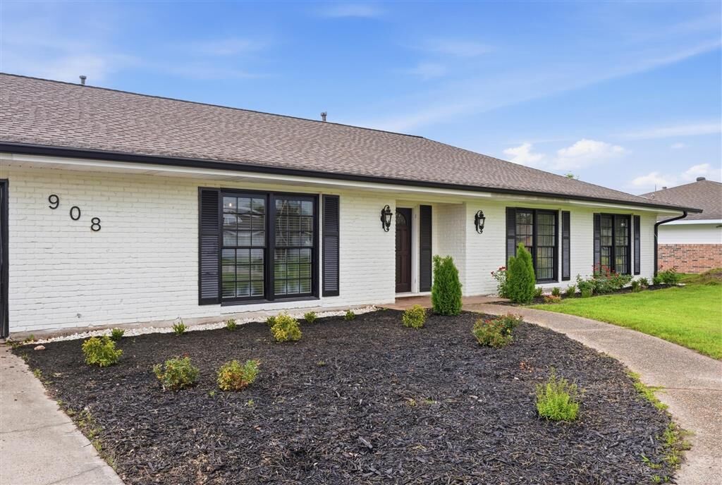 Property Photo: 908 Henrietta Lane LA 70605