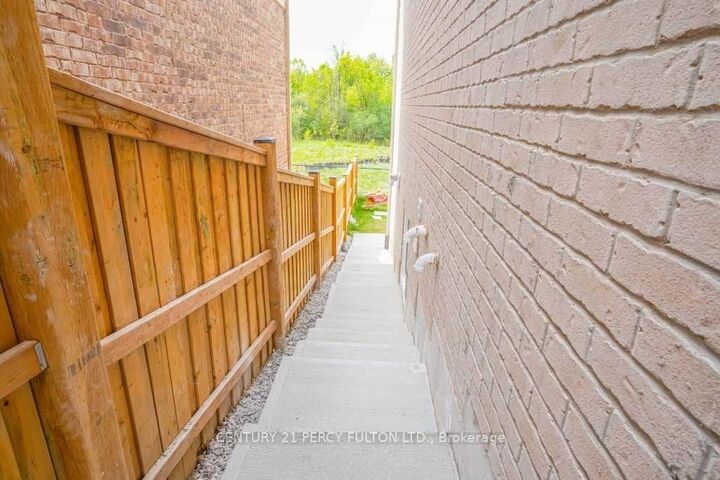 Photo de la propriété: 1040 Foxtail Crescent Bsmt ON L1X 0E7