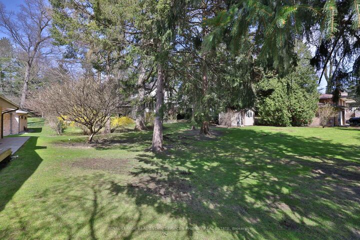 Property Photo:  845 Chaucer Avenue  ON L5H 2Z5 