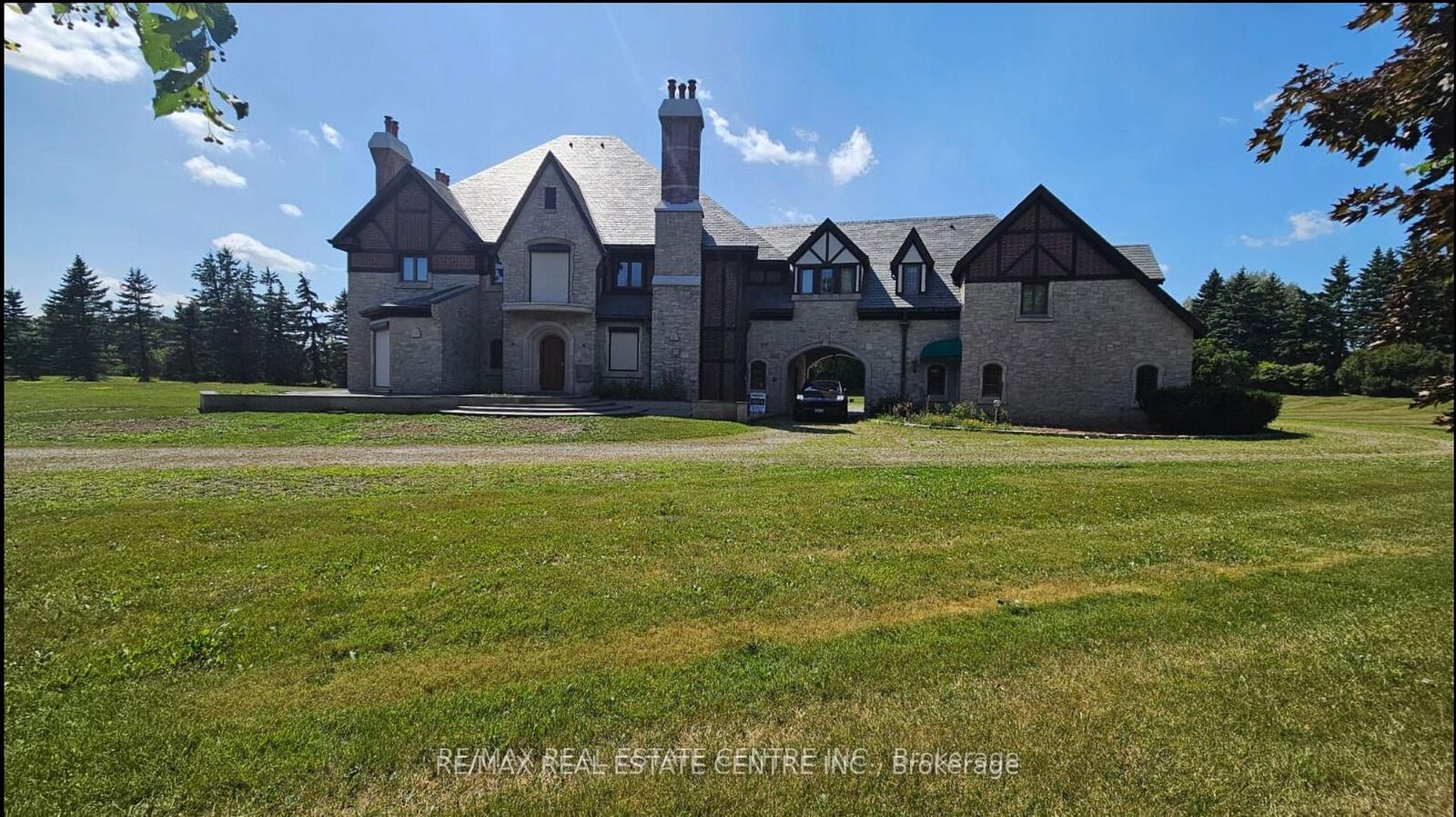 Property Photo: 2 Edgeforest Drive ON L6P 0E1