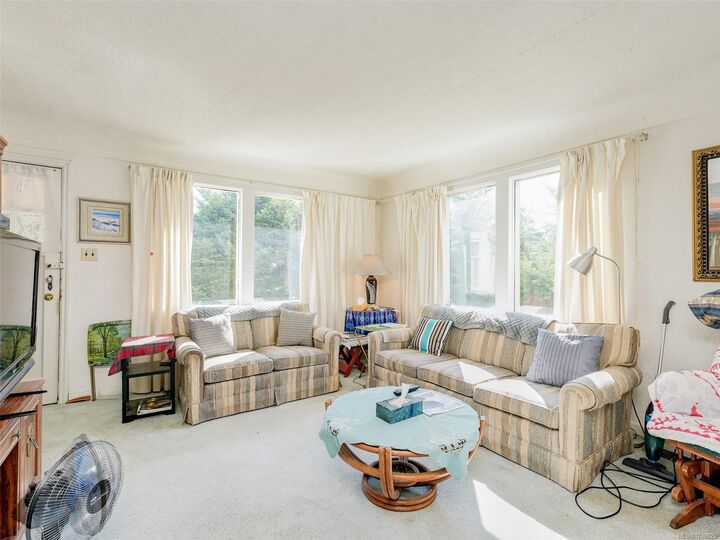 Property Photo: 8 Camden Ave BC V8Z 1P5