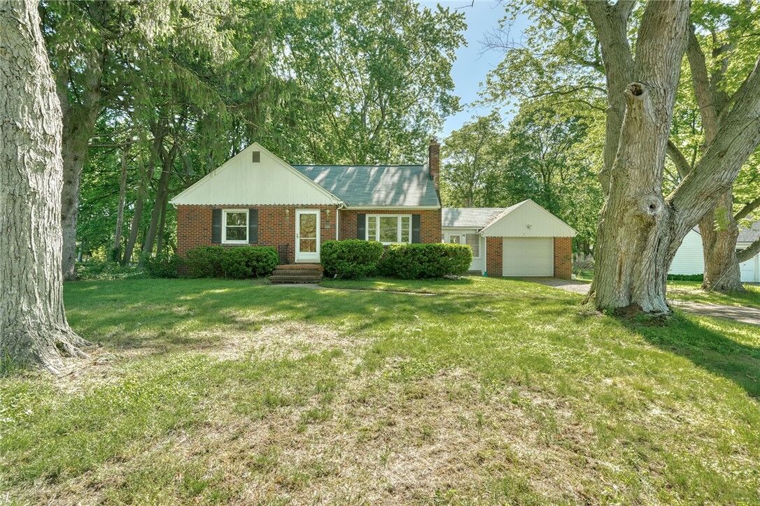 Property Photo:  606 Bay Road  NY 14580 