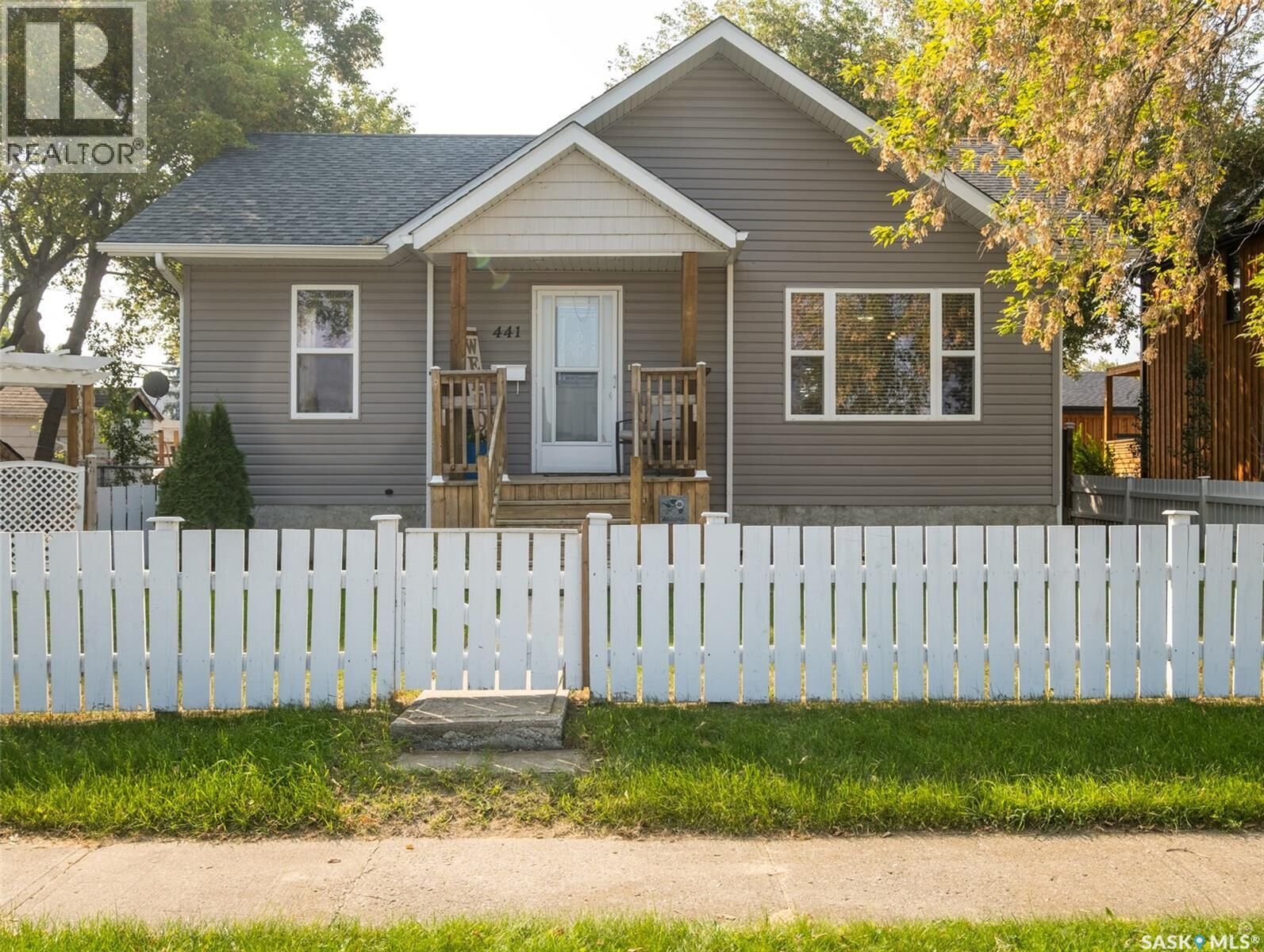 Property Photo:  441 6th Street E  SK S6V 0N3 