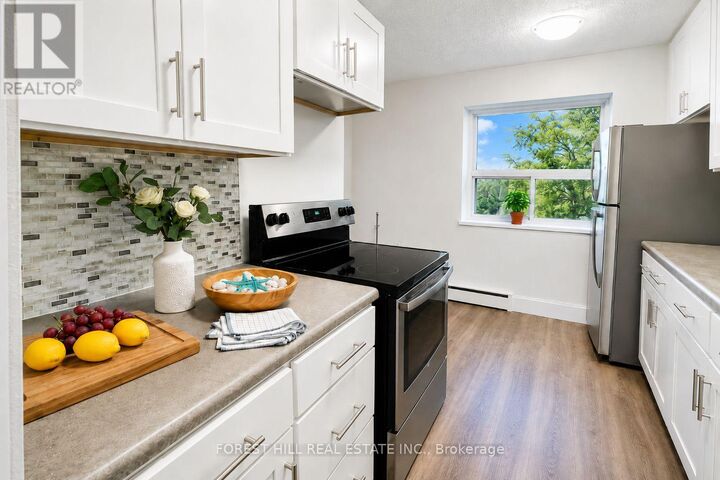 Property Photo:  92 Robinson Street 503  ON L8P 1Z1 