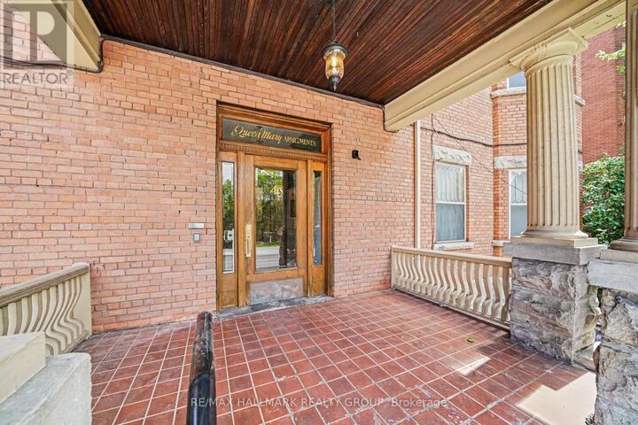 Property Photo:  413 Elgin Street 4  ON K2P 1N4 