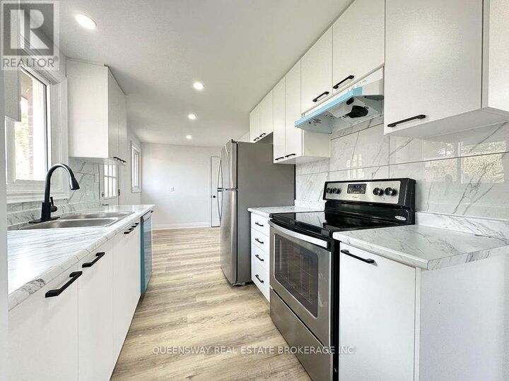 Property Photo:  7 Leaside Drive Main  ON L3C 6B1 