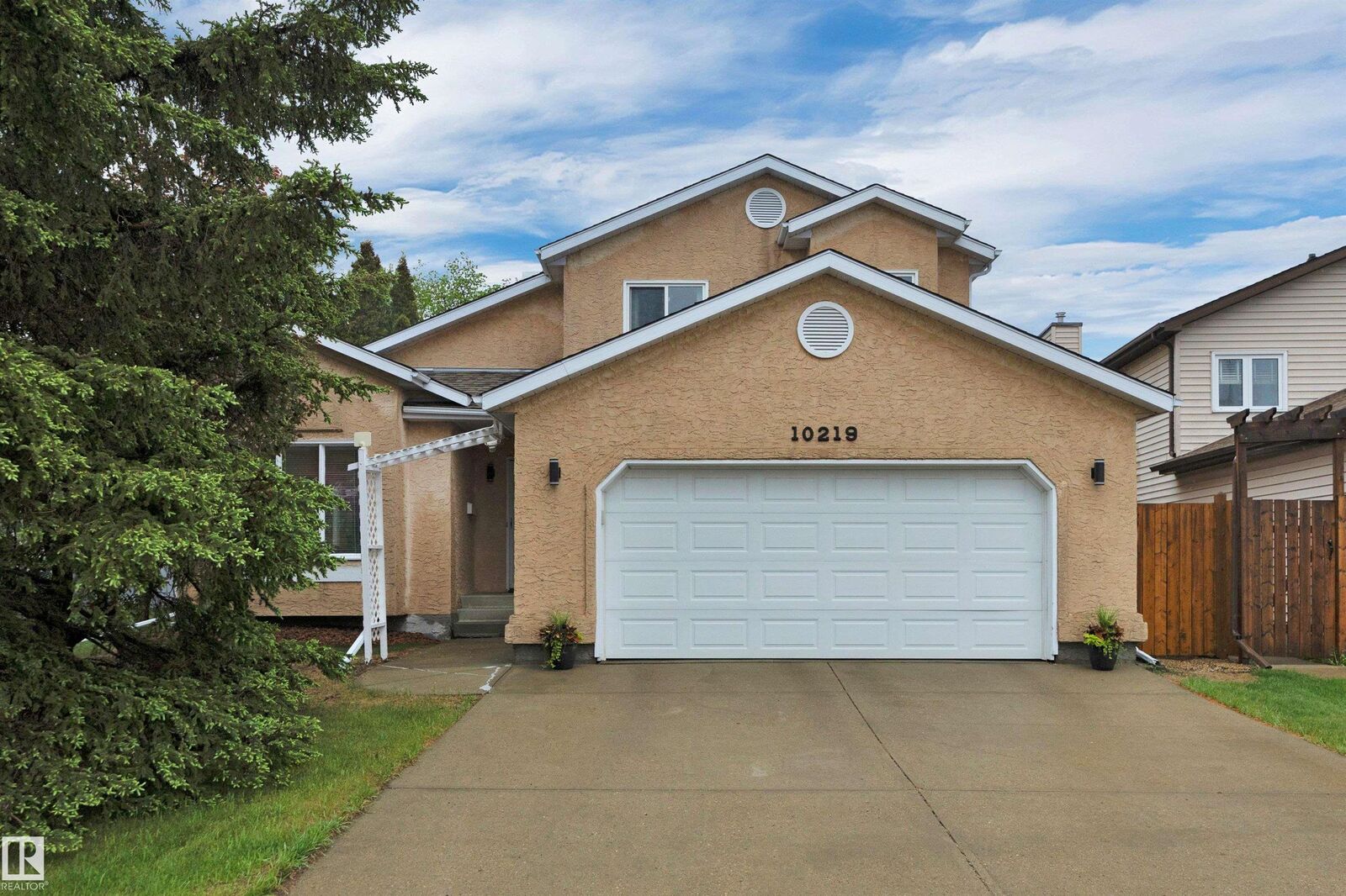 Property Photo:  10219 174 Avenue NW  AB T5X 5W5 