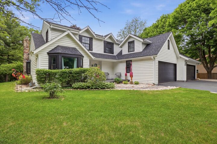 Property Photo:  423 Bron Derw Ct  WI 53183 