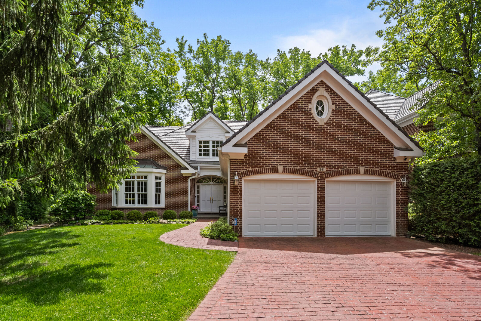 Property Photo: 861 Gloucester Crossing IL 60045