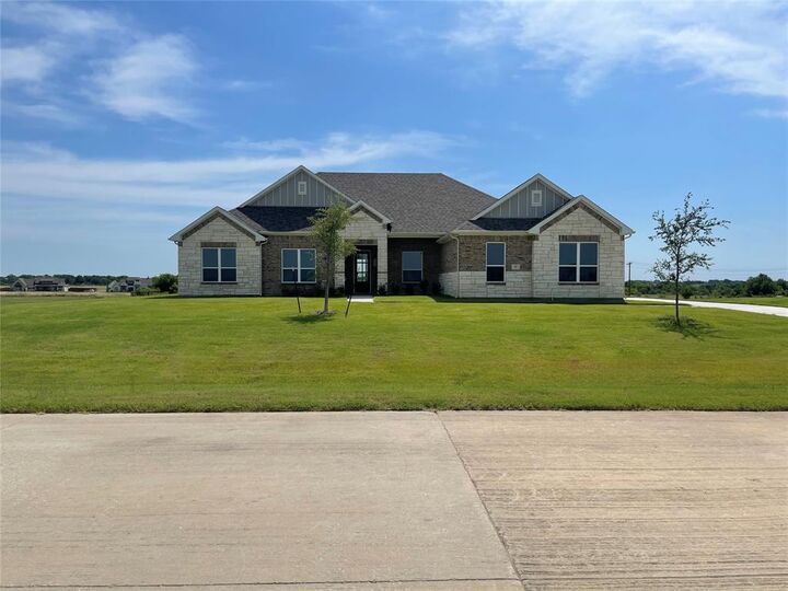 Property Photo: 211 Marie Lane TX 75167