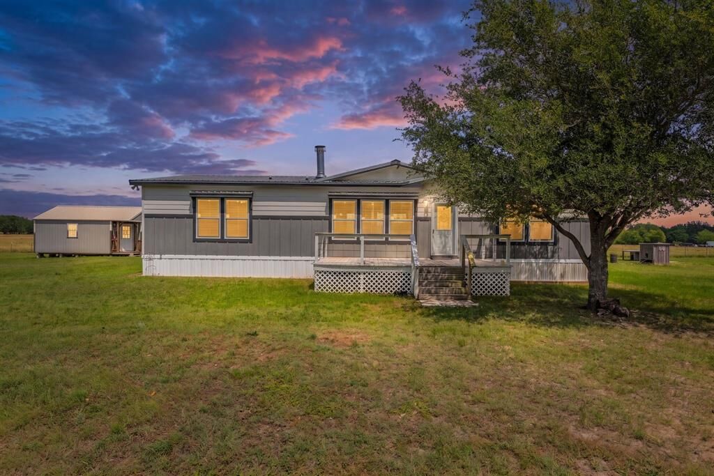 Property Photo:  306 County Road 3565  TX 75437 