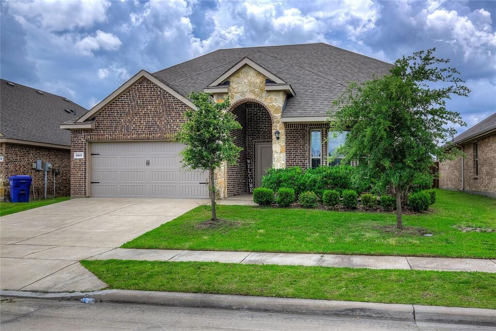 Property Photo: 3217 Honeycomb Way TX 75189