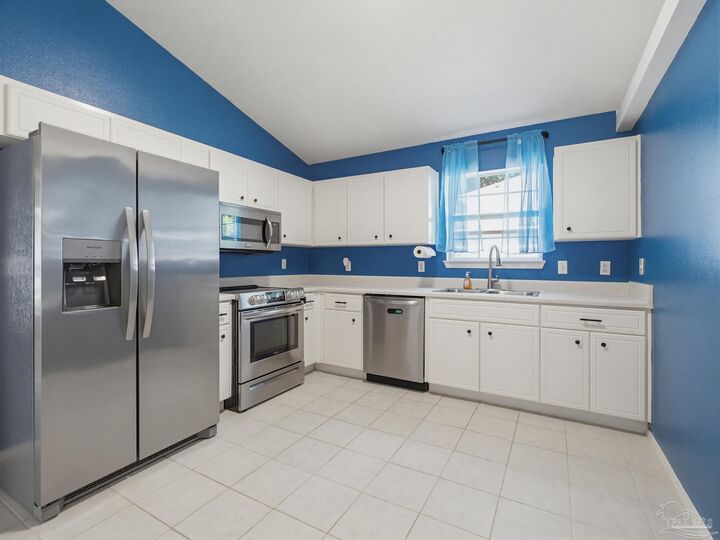 Property Photo: 640 Calderwood Ct FL 32534