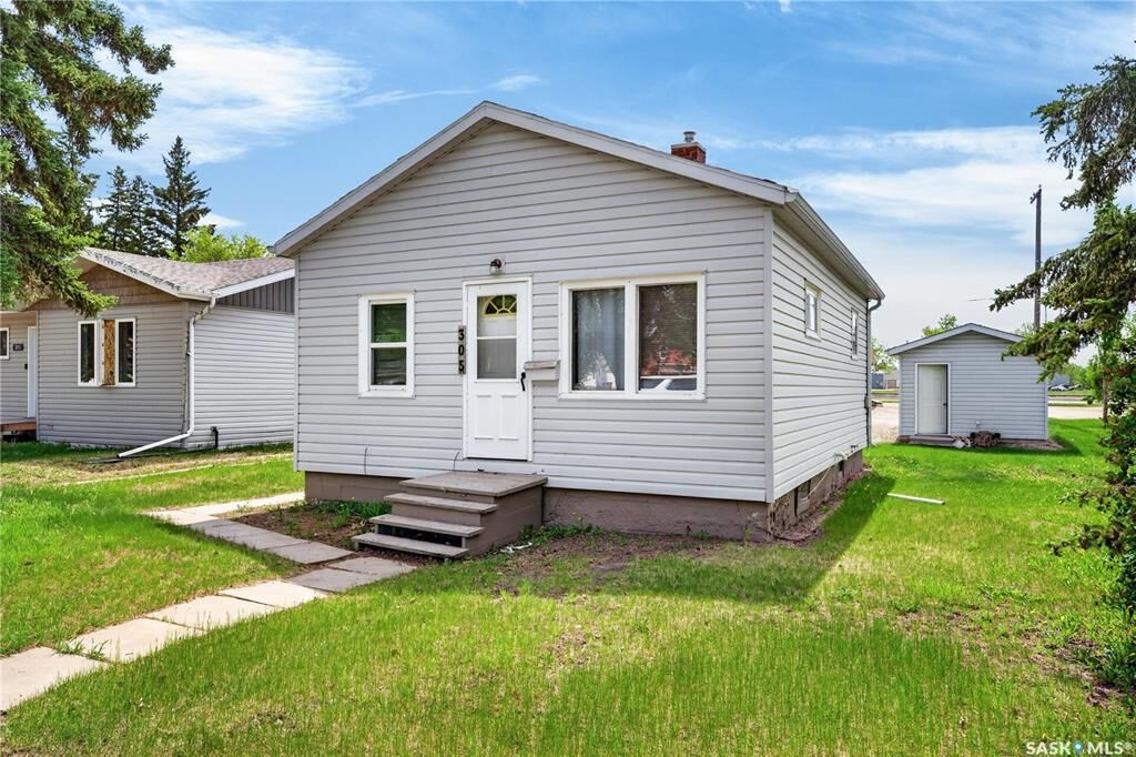 Property Photo:  305 Burrows Avenue W  SK S0E 1A0 