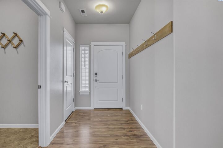 Property Photo:  683 Sedgwick Place  WA 99352 
