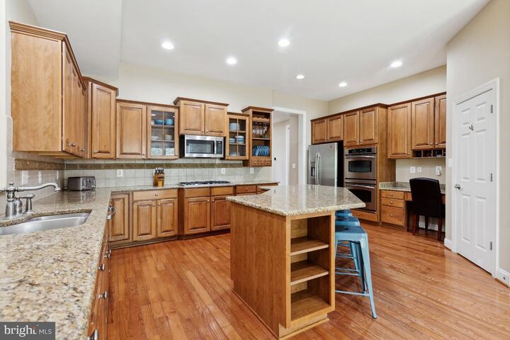 Property Photo: 17205 Dewpoint Place VA 20158