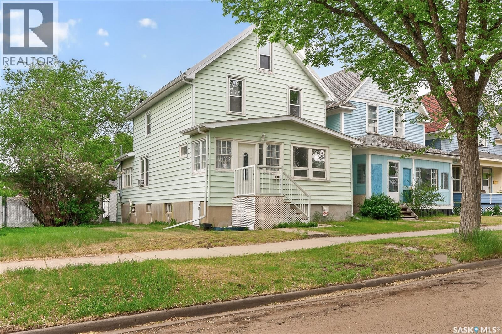 Property Photo:  1142 2nd Avenue NE  SK S6H 1C6 