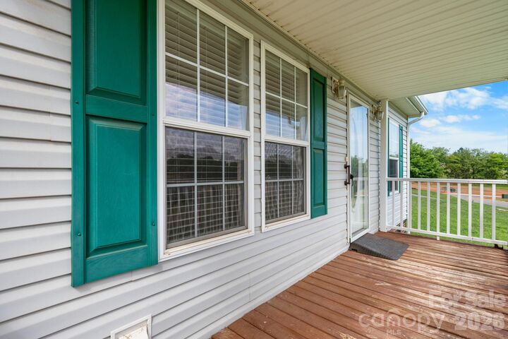 Property Photo:  952 Eastern Ridge Drive  NC 28658 