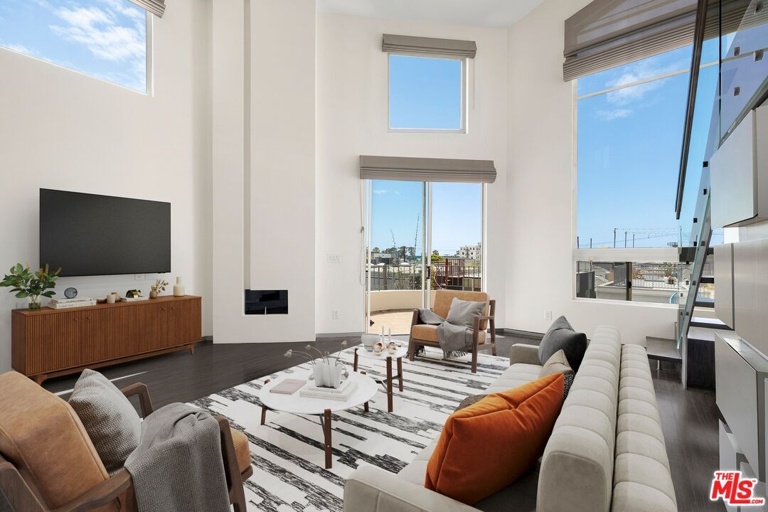 Property Photo: 235 Main St CA 90291