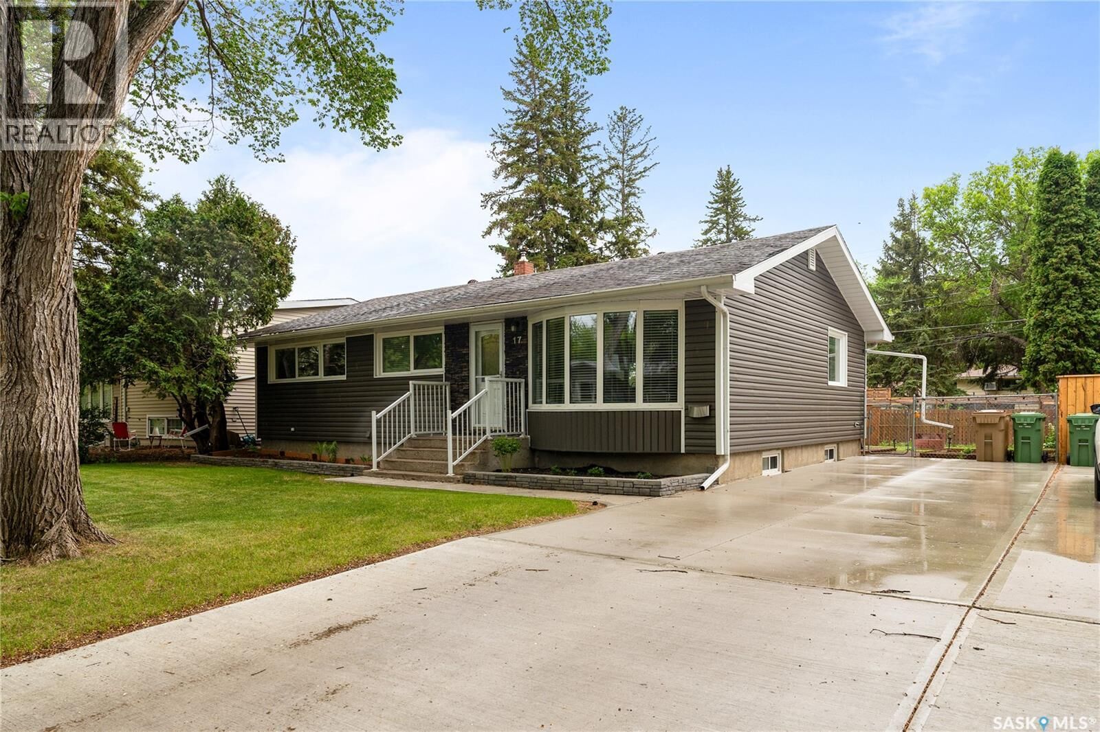 Property Photo:  17 Anderson Avenue  SK S4S 4R3 