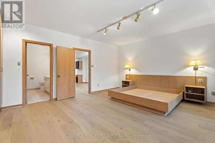 Property Photo:  574 St Clair Avenue West Upper  ON M6C 1A6 
