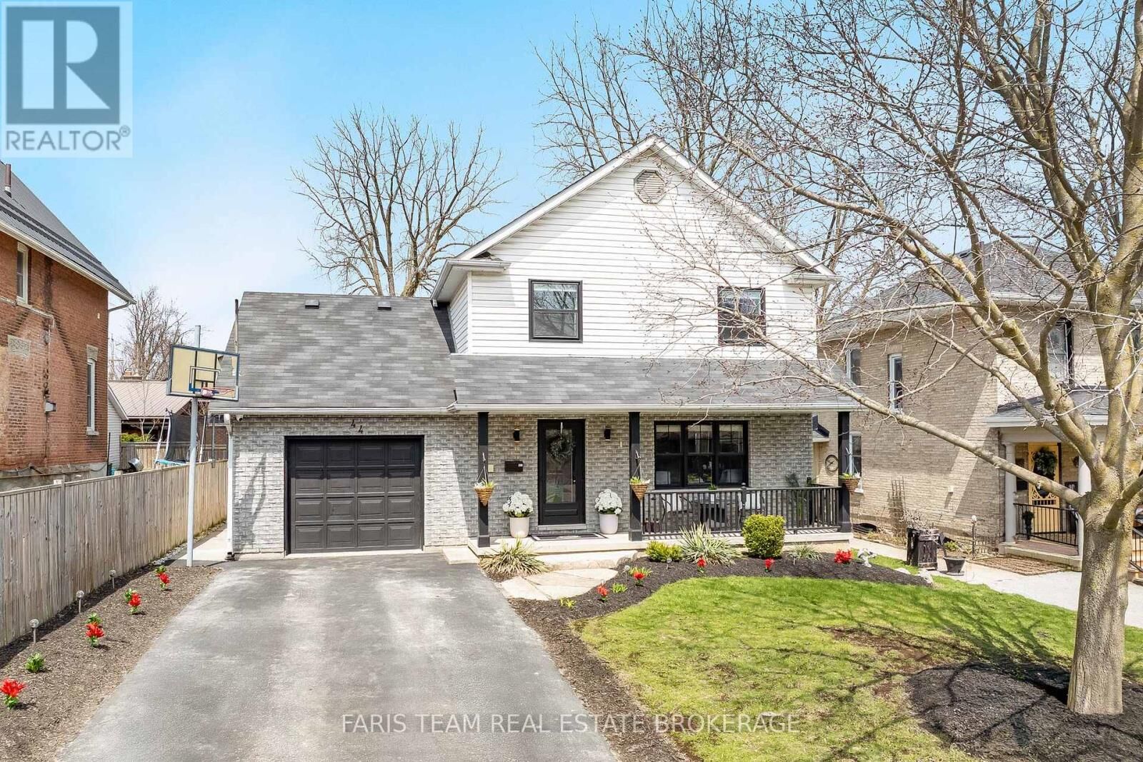 Property Photo:  44 Regent Street  ON K9V 3V2 