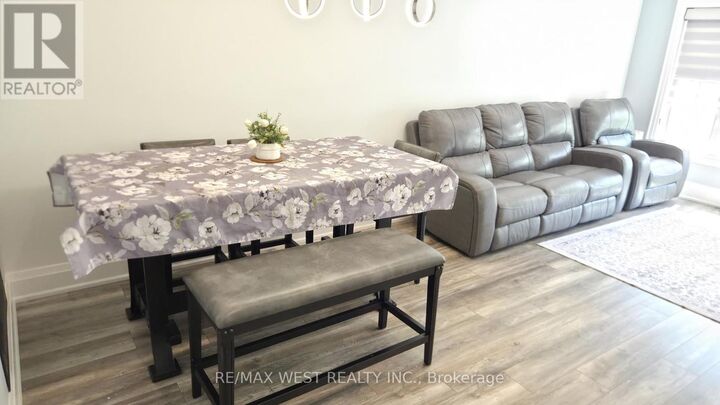 Property Photo:  3020 Cedarglen Gate 33  ON L5C 4S7 